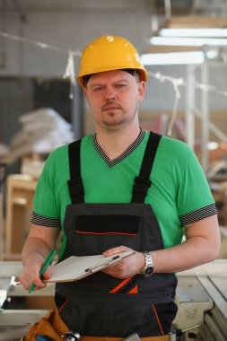 Çalışmalarında genç çekici adam portresi