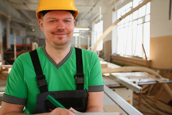 Portret van jonge aantrekkelijke man in werk — Stockfoto