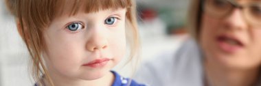 Küçük çocuk ile anne çocuk doktoru resepsiyonda