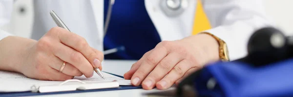 Lékařka ruka drží stříbrné pero náplň pacienta — Stock fotografie