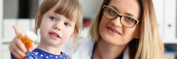 Bambino piccolo è controllato nell'ufficio di ospedale — Foto Stock