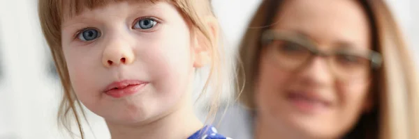 Ein kleines Kind hat Angst im Krankenhauszimmer — Stockfoto