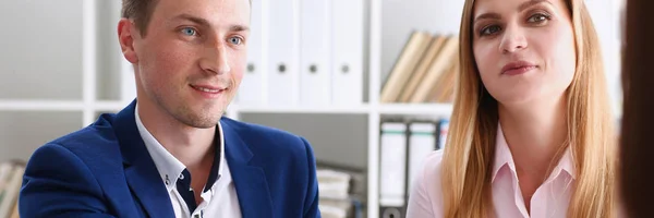 Sonriente hombre y mujer se dan la mano —  Fotos de Stock