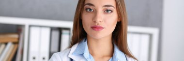 Office tribünde kadın doktor gülümseyen güzel