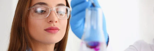 Technicien tenir dans les bras dans des gants de protection bouteille d'échantillon — Photo