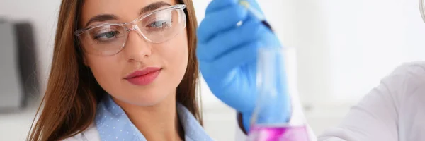 Soporte técnico en brazos en la botella de la muestra de guantes de protección — Foto de Stock