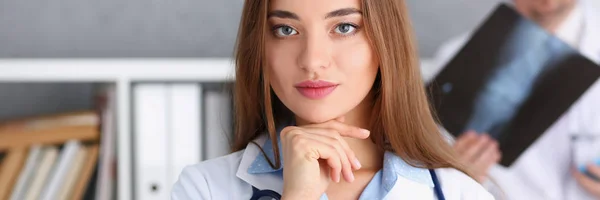 Bonita sorridente feminino médico stand no escritório — Fotografia de Stock