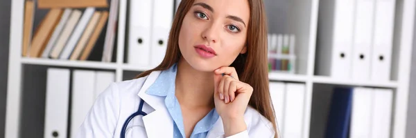 Feminino médico segurar segurar no braço caneta de prata — Fotografia de Stock