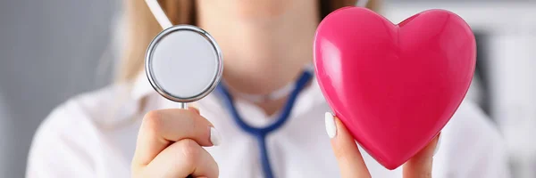 Bonito sorrindo loiro médico feminino segurar nos braços — Fotografia de Stock