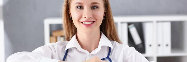 Bonito sorrindo loiro médico feminino segurar — Fotografia de Stock