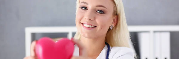 Bonito sorrindo loiro médico feminino segurar — Fotografia de Stock