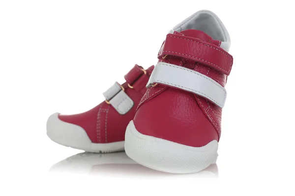 Rosa Kinderschuhe isoliert auf weißem Hintergrund — Stockfoto