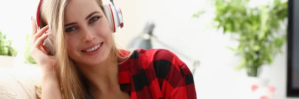 Жінка працює на ноутбуці слухати музичні навушники — стокове фото