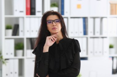 Ofiste gülümseyen güzel esmer kadın