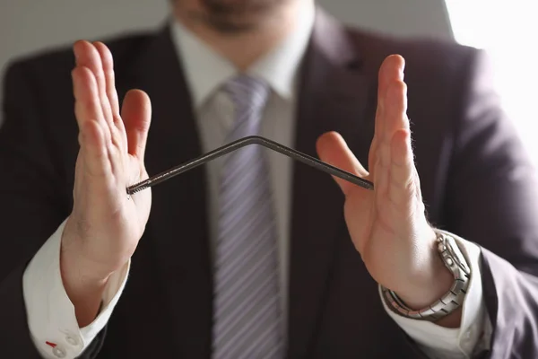 Männliche Hände biegen Nagelmetall zwischen Handfläche — Stockfoto