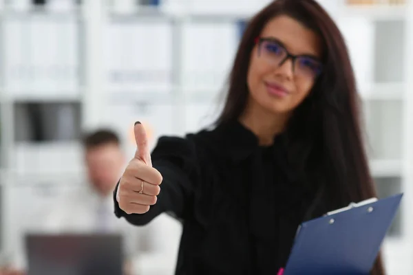 Braccio femminile mostra OK o confermare durante la conferenza — Foto Stock