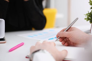 Bir grup insan tutun gümüş kalem Not yapmaya hazır