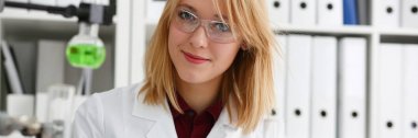 Biyolojik laboratuvarda kadın kimyacı