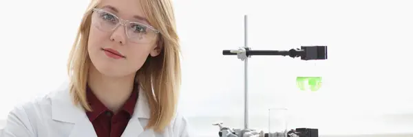 Sonriente hermosa técnica mujer retrato —  Fotos de Stock