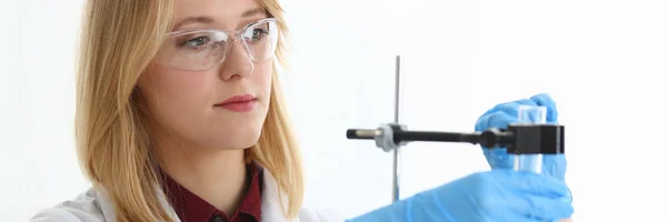 Technicus houden in armen in beschermende handschoenen — Stockfoto