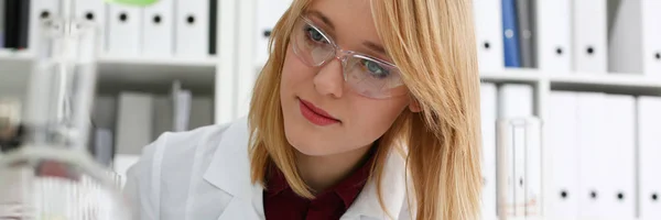 Chimica femminile nel laboratorio di biologia — Foto Stock