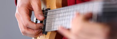 Erkek klasik şekli elektrik gitar çalmak silah