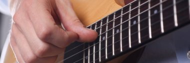 Erkek klasik şekli elektrik gitar çalmak silah