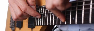 Erkek klasik şekli elektrik gitar çalmak silah