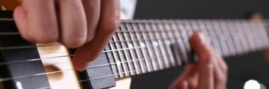 Erkek klasik şekli elektrik gitar çalmak silah