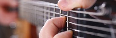 Erkek klasik şekli elektrik gitar çalmak silah
