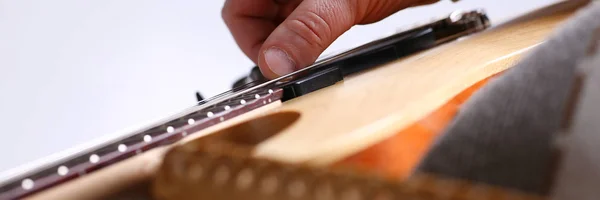 男性腕再生古典的な形状のエレク トリック ギター — ストック写真