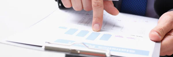 Mano de hombre de negocios en traje llenando y firmando —  Fotos de Stock