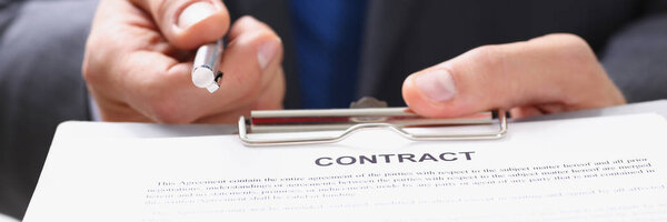 Мужская рука в костюме форма контракта на
