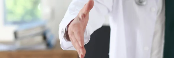 Mannelijke geneeskunde arts aanbieden van de hand te schudden — Stockfoto