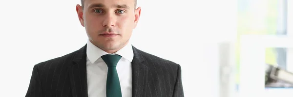 Jóképű férfi öltöny és a nyakkendő néz ki a kamera mellkasi — Stock Fotó