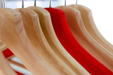 Metal üzerinde asılı kırmızı ve ahşap askı