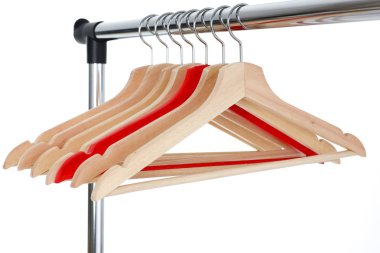 Metal üzerinde asılı kırmızı ve ahşap askı