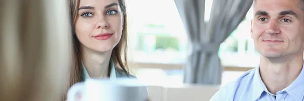 Réunion d'affaires dans un café jeunes beaux hommes — Photo