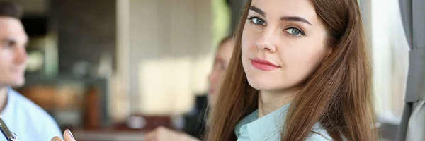 Hermosa mujer tienen reunión con sus subordinados en la cafetería —  Fotos de Stock