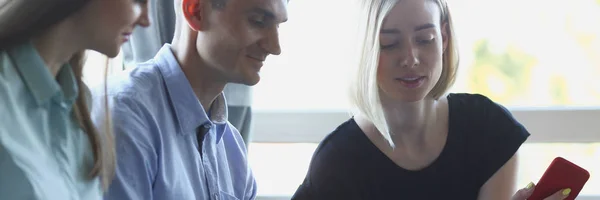 Affärsmöte i en café unga vackra män — Stockfoto