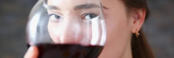 Belle femme tenir dans les bras verre de vin rouge — Photo