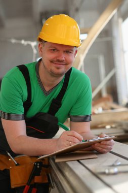 Çalışmalarında genç çekici adam portresi