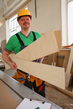 Gülümseyen bir marangoz portresi