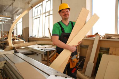 Gülümseyen bir marangoz portresi