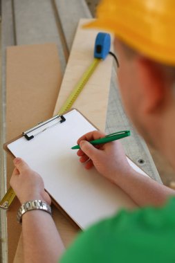 Notlar panoya yeşil kalemle yapma alt kollarından