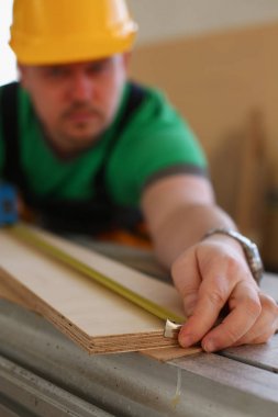 Yakışıklı işçi ölçme. El ile