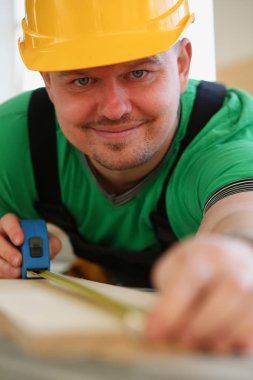 Yakışıklı işçi ölçme. El ile