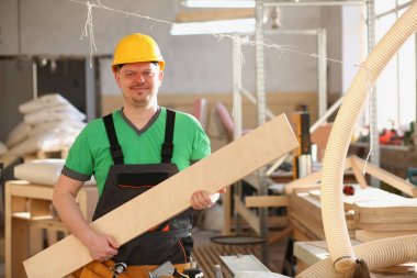 Gülümseyen bir marangoz portresi