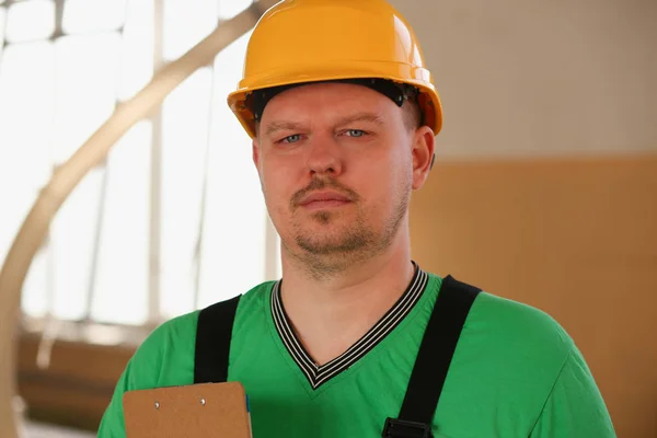Portret młodego mężczyzny atrakcyjnego w pracy — Zdjęcie stockowe