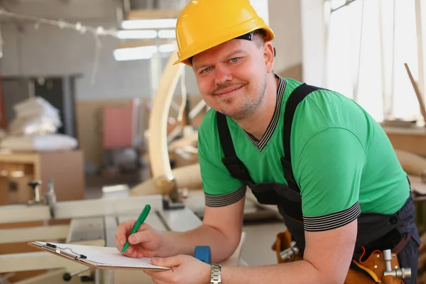 Portret van jonge aantrekkelijke man in werk — Stockfoto